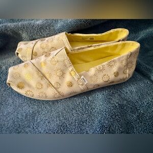 Tom’s Loafer size 8 cream & gold loafers moon & stars